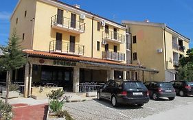 Apartments And Rooms Degenija